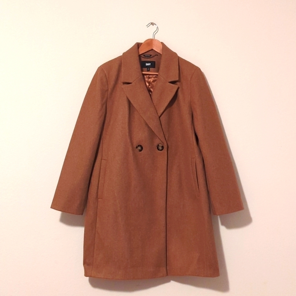 NWT:DKNY Fashion women’s Camel color faux wool overcoat. Size XL.